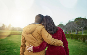 真正的爱<strong>梦想</strong>使后视镜拍摄年轻的夫妇<strong>拥抱</strong>在户外