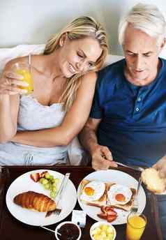 醒着的完美的一天充满深情的成熟的夫妇享受早餐床上首页
