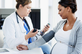 让检查血压力自信女医生检查血压力怀孕了病人医院一天