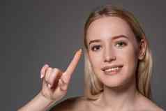 年轻的女人持有联系镜头指数手指复制空间关闭脸健康的美丽的女人穿联系镜头