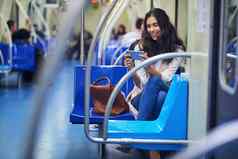 暴显示通勤年轻的有吸引力的女人手机通勤火车