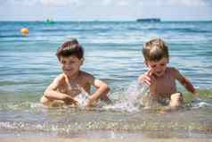 快乐家庭玩蓝色的水游泳池热带度假胜地海夏天假期概念哥哥孩子们朋友