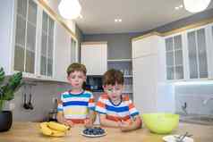 快乐孩子装修蛋白酥皮蓝莓孩子帮助厨房