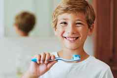 微笑明亮的刷牙牙齿肖像快乐的年轻的男孩反射镜子刷牙牙齿浴室首页一天