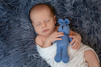 新生儿婴儿男孩床上出生孩子睡觉白色针织毯子孩子们睡眠