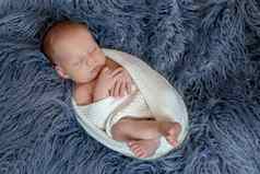 新生儿婴儿男孩床上出生孩子睡觉白色针织毯子孩子们睡眠