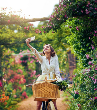 生病了伟大的自拍有吸引力的年轻的女人采取自拍骑自行车在户外