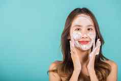 亚洲女人脸洗片状剥落擦洗肥皂泡沫护肤品清洗