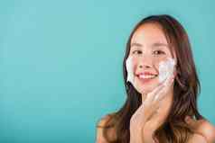 亚洲女人脸洗去死皮擦洗肥皂护肤品清洗