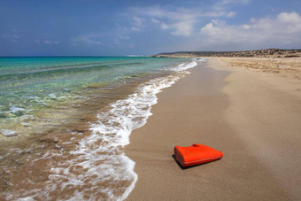 明亮的红色的塑料石油洗液体容器美丽的未遭破坏的海滩海塑料乱扔<strong>垃圾</strong>概念karpazz北部塞浦路斯