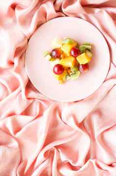 多汁的水果沙拉丝绸平铺健康的生活方式早餐床上概念