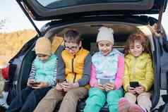 孩子们坐着车卡车智能手机