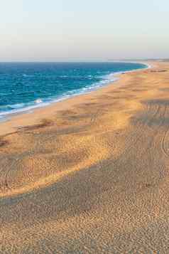 废弃的桑迪海滩大西洋海洋射线设置太阳