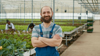 肖像高加索人农民有机食物农场摆姿势自信<strong>拾荒</strong>者收集蔬菜