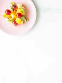 多汁的水果沙拉早餐大理石平铺节食健康的生活方式概念