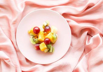 多汁的水果沙<strong>拉丝</strong>绸平铺健康的生活方式早餐床上概念