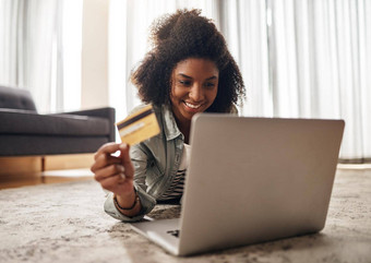 奖励购买使在线年轻的女人持有信贷卡移动PC