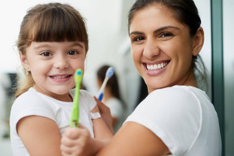 刷每天什么首页微笑肖像妈妈。女儿刷牙牙齿浴室首页