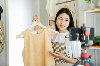 年轻的亚洲女商人时尚博主显示布微笑脸