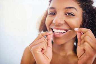 牙线健康牙龈牙齿有吸引力的年轻的女人用牙线清洁牙齿牙齿浴室首页