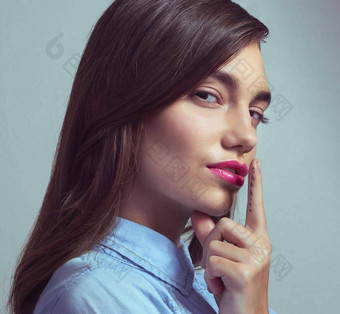 你宣誓就职保密工作室肖像有吸引力的年轻的女人摆姿势手指嘴唇灰色背景
