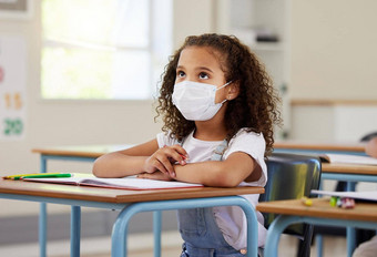 孩子学生类科维德穿面具卫生保护电晕病毒流感幼儿园学前教育小学学校女孩坐着教室准备好了学习