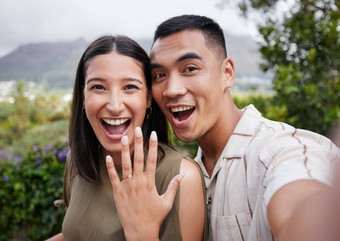 订婚环庆祝活动年轻的夫妇宣布快乐新闻特殊的场合特写镜头肖像男人。女人采取自拍订婚了结婚了