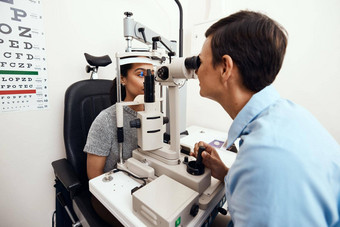 眼睛愿景测试考试筛选验光师眼镜商眼科医生病人检眼镜测试检查视力处方眼镜联系镜头