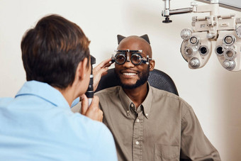 光学考试眼镜商眼睛医生工作测试愿景视线病人验光师快乐微笑年轻的男人。检查眼睛眼镜治疗眼科医生诊所