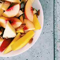 多汁的成熟的桃子新鲜的水果健康的吃风格概念