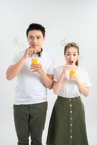 爱家庭健康的食物幸福概念微笑快乐夫妇喝汁白色背景