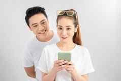 亚洲夫妇智能手机移动手机站孤立的白色背景