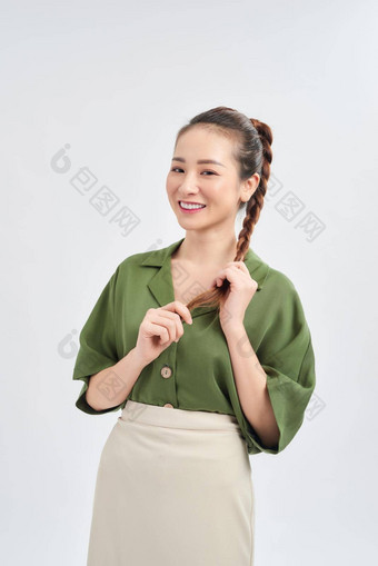 优雅的年轻的亚洲女人持有长头发站孤立的白色背景