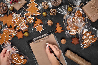 圣诞节饼干树使明星饼干刀姜饼一年糕点装饰绳子弓形式切割饼干黑色的表格