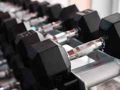 行重金属哑铃架健身房俱乐部重量培训设备体育运动健康概念