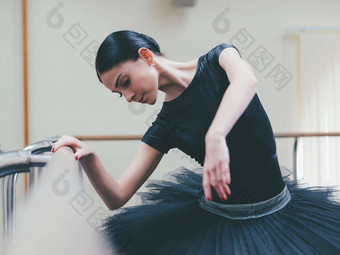 芭蕾舞女演员黑色的图图尖端延伸巴利芭蕾舞健身房女人站酒吧镜子准备的<strong>绩效</strong>