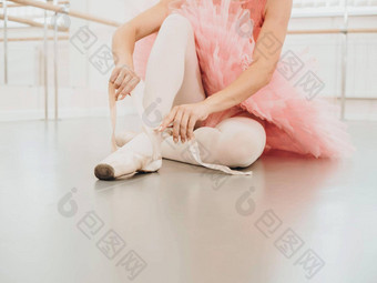 年轻的芭蕾舞女演员粉红色的图图服装包装白色丝绸丝带软前芭蕾舞鞋子尖端关系女人准备跳舞培训教训健身房