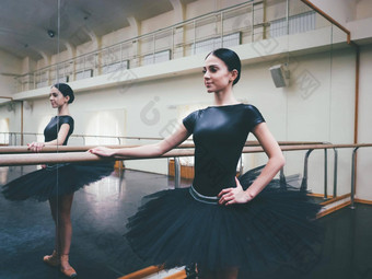 芭蕾舞女演员黑色的图图尖端延伸巴利芭蕾舞健身房女人站酒吧镜子准备的绩效