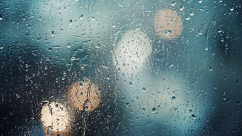 关闭视图水滴下降玻璃雨运行窗口多雨的季节秋天雨滴细流灰色天空