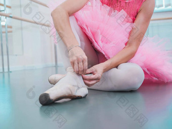 年轻的芭蕾舞女演员粉红色的图图服装包装<strong>白色</strong>丝绸丝带软前芭蕾<strong>舞鞋</strong>子尖端关系女人准备跳舞培训教训健身房