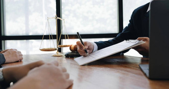业务女人律师讨论合同论文黄铜规模木桌子上办公室法律法律服务建议正义概念
