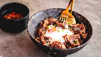 朝鲜文猪肉蛋大米碗陶瓷板金属勺子叉传统的朝鲜文托盘餐食物厨房