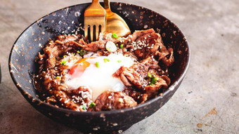 朝鲜文猪肉蛋大米碗陶瓷板金属勺子叉传统的朝鲜文托盘餐食物厨房