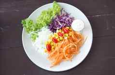 关闭蔬菜沙拉饮食健康的食物生活方式健康概念