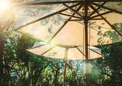 阳光白色阳伞伞状花的花园家具函数设计装饰