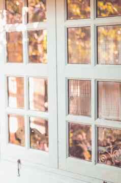 白色古董简单的清晰的玻璃窗口白色木框架元素订单体系结构