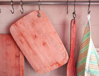 木切割董事会烹饪抹刀厨房毛巾挂钩子厨房背景平铺的墙粉红色的着色