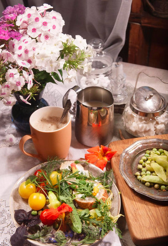 国家早餐生活面包厨房花园蔬菜草本植物可食用的花咖啡牛奶