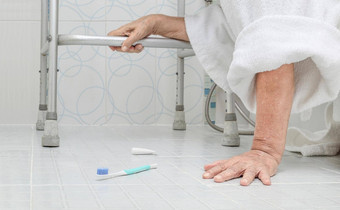 上了年纪的女人下降浴室湿滑的表面