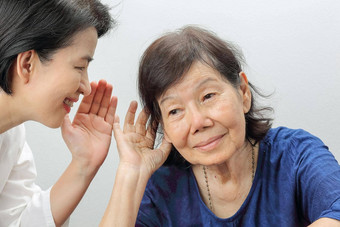 亚洲老年人女人听力损失硬听力
